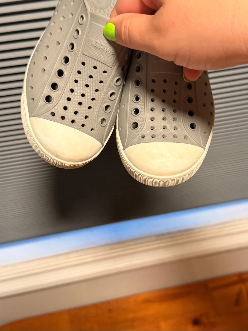 Native Jefferson Slip-On Kids Shoes in Light Gray EUC